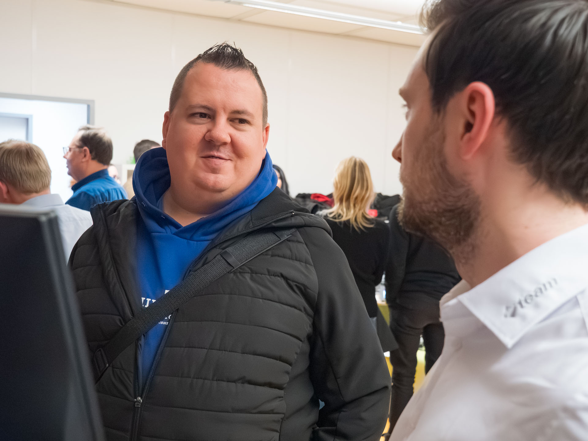 Zwei Männer im Gespräch
